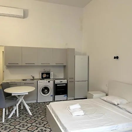 The Old Mint House Sleeps 15 *