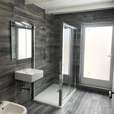 The Old Mint House Sleeps 15 *