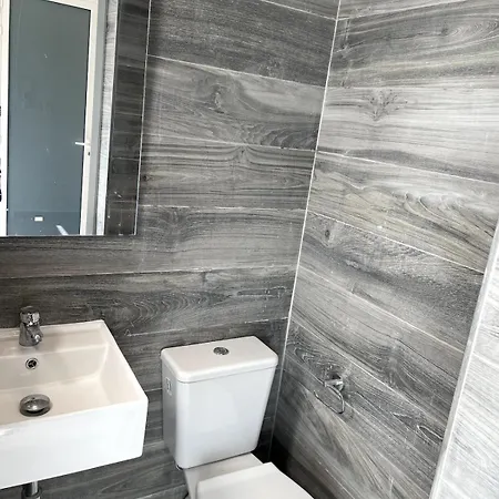 The Old Mint House Sleeps 15 *