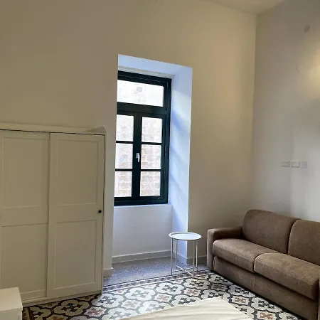 The Old Mint House Sleeps 15 *