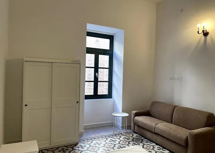 The Old Mint House Sleeps 15 *