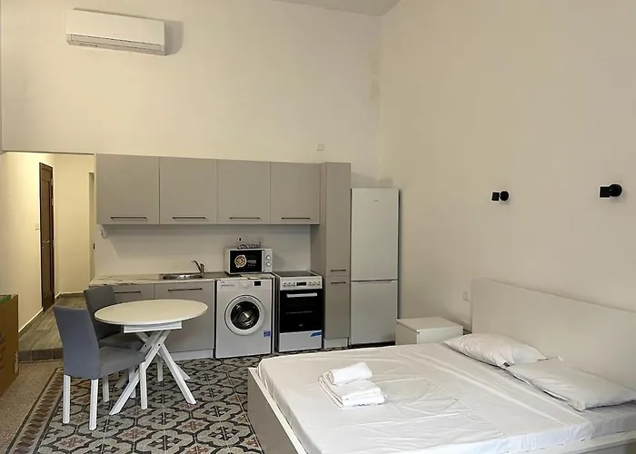 The Old Mint House Sleeps 15 *