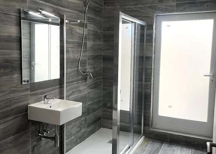 The Old Mint House Sleeps 15 *