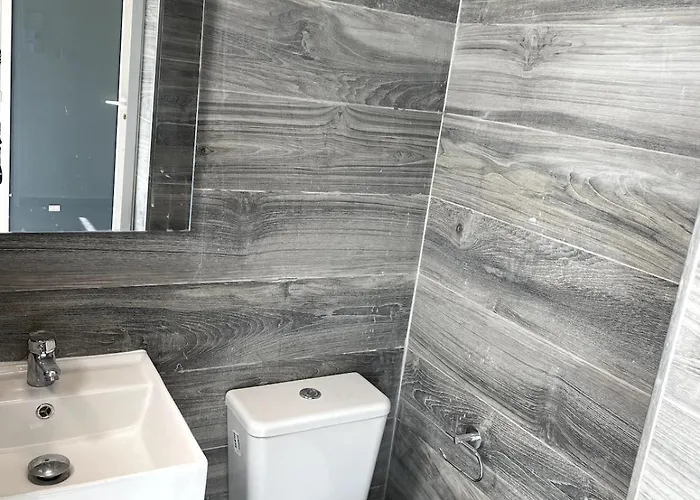 The Old Mint House Sleeps 15 *